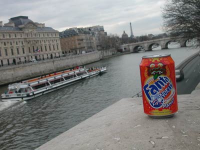 bateau-mouche avec canette