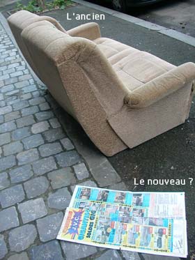 une paire de fauteuil à la rue et un folder marchand de meubles