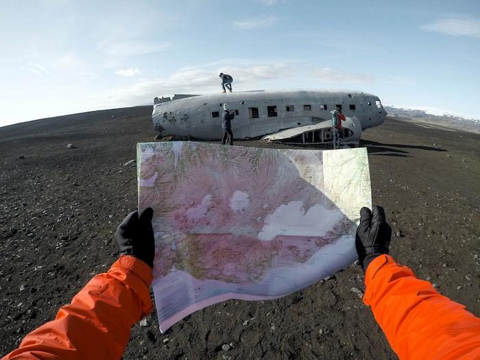 un gars perdu dans un désert où un avion s'est écrasé - il lit une carte