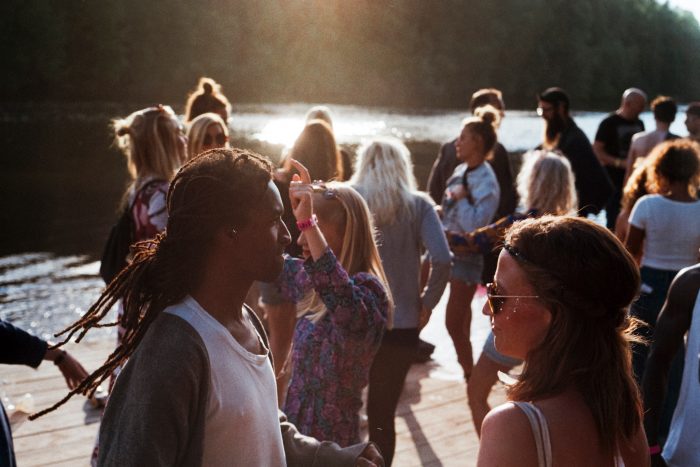 une foule de gens différents : hommes, femmes, blancs, noirs